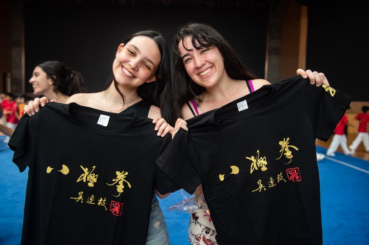 吸引外国青, span